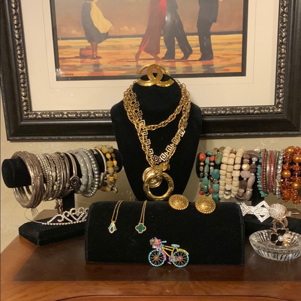 Gold and Black Necklace Set